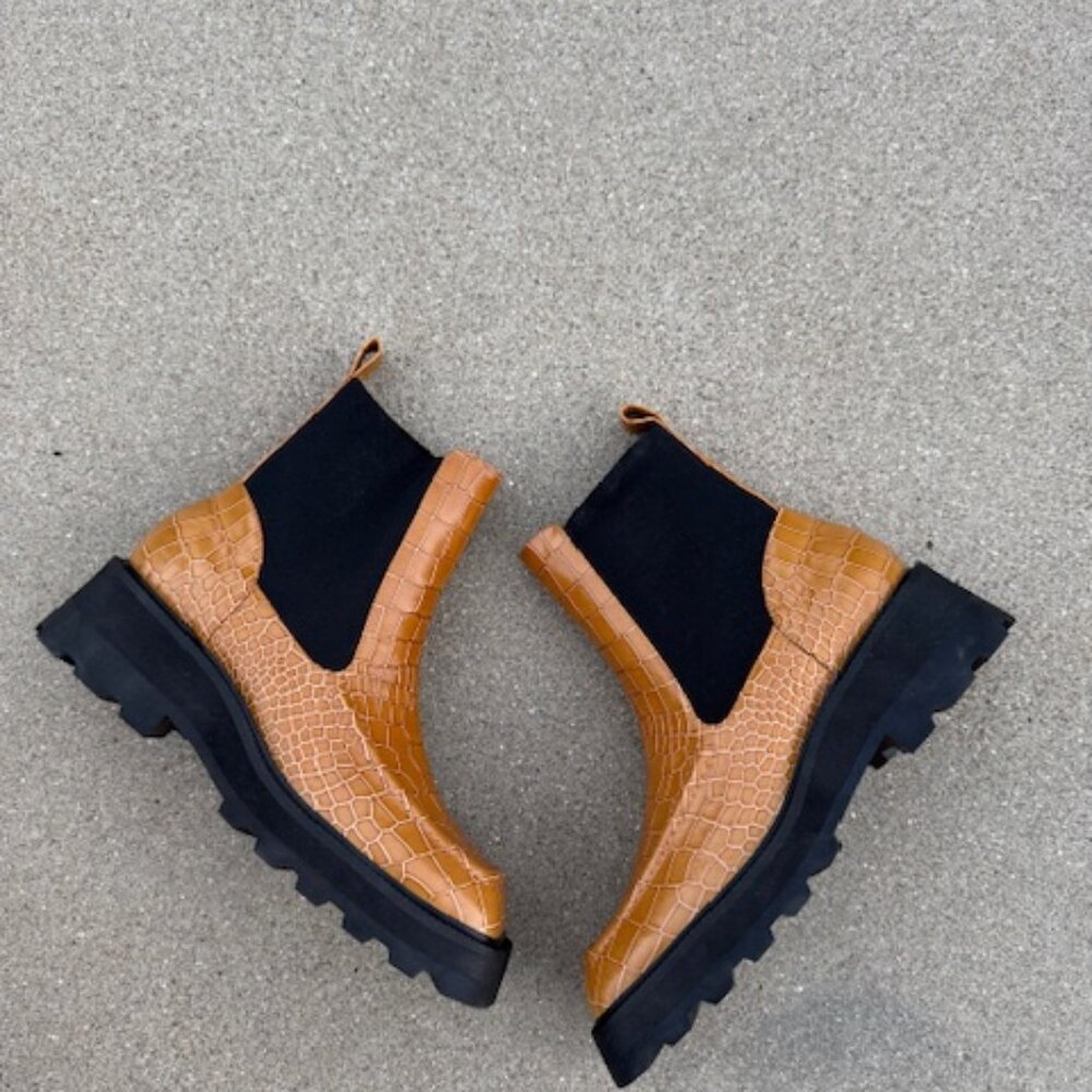 intentionally blank boots new no box